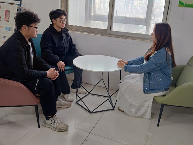 孟萌與學(xué)生談心_副本.jpg