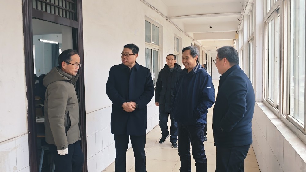 我校領(lǐng)導(dǎo)深入教學(xué)一線巡查開學(xué)首日教學(xué)工作